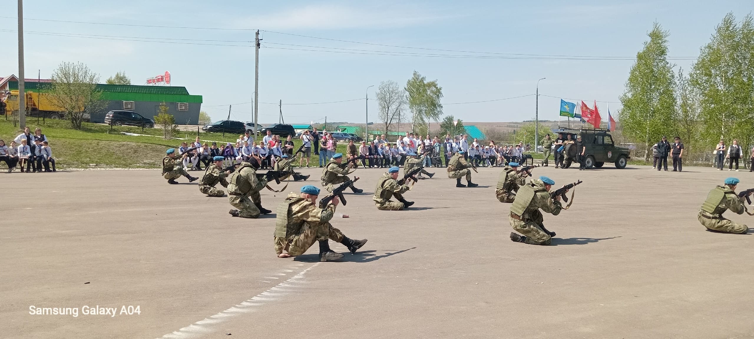 Показательные выступления ВПК «Вятка-Каскад» и открытый микрофон на площади ДК