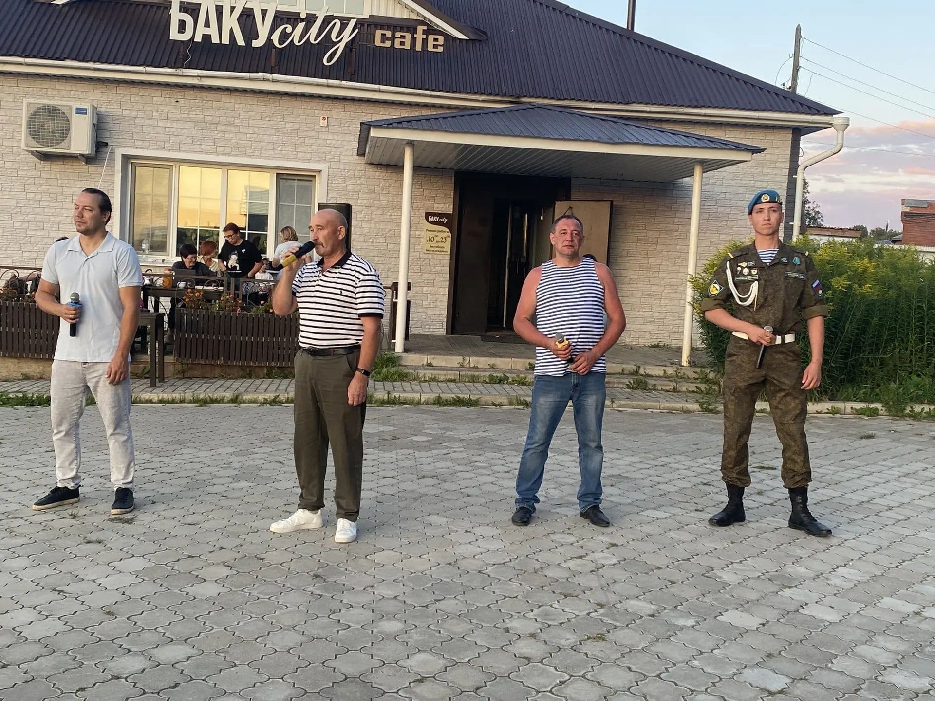 В прошлые выходные артисты Калининского СДК по ежегодной традиции поздравили десантников…